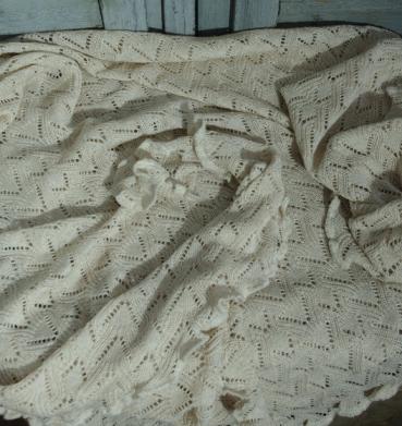 Preview: Invero Dreiecktuck Susi Strand um die Schultern gelegt, 100% Merinowolle extrafein